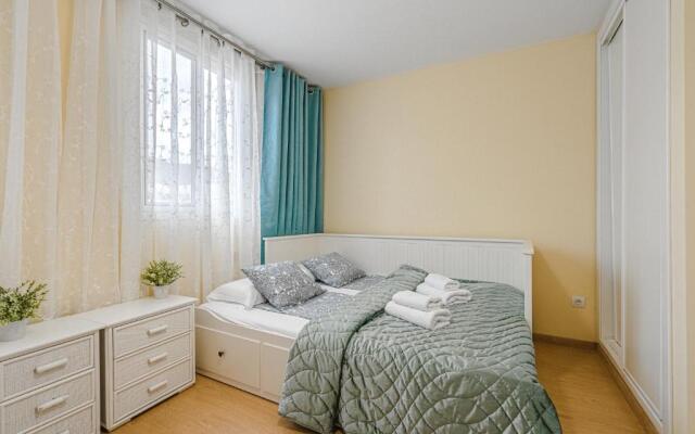 YELLOW 3 bedroom large apartment for 10 guests