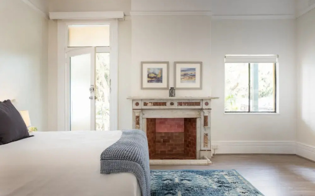 Central 2-bed Apartment With Private Parking