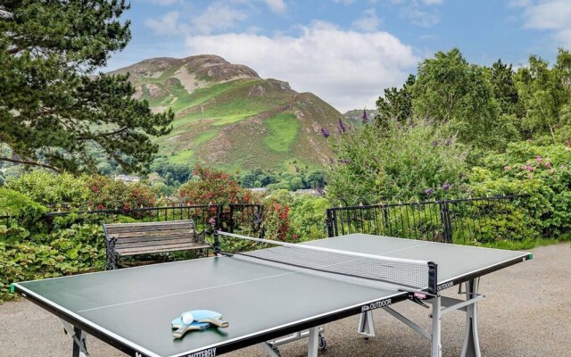 Delightful Holiday Home With sea Views and Hot Tub