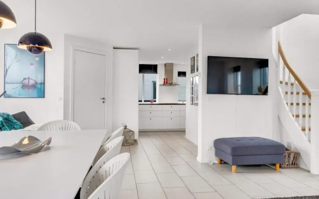 Holiday Home, 750m From Beach