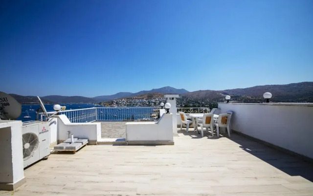 Seaside House With Mesmerizing View in Turkbuku