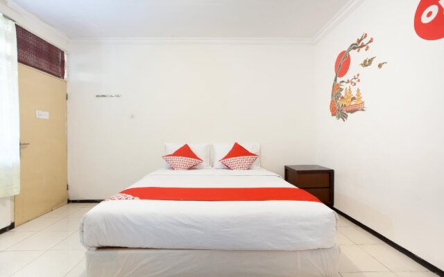 OYO 143 Dukuh Kupang Residence
