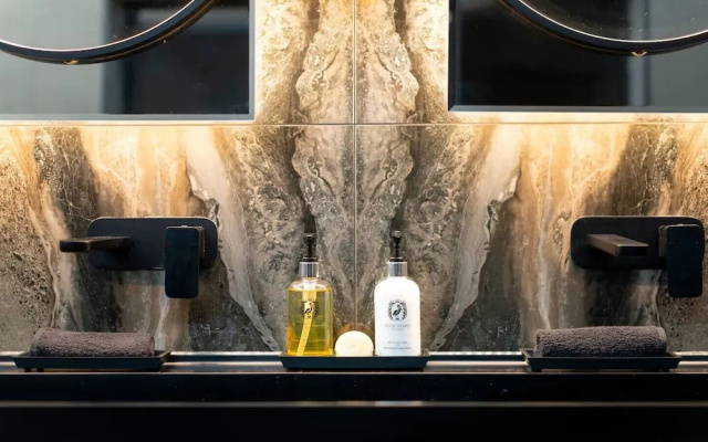 Luxury City 5* Retreat-Lux Spa Bath-Romantic