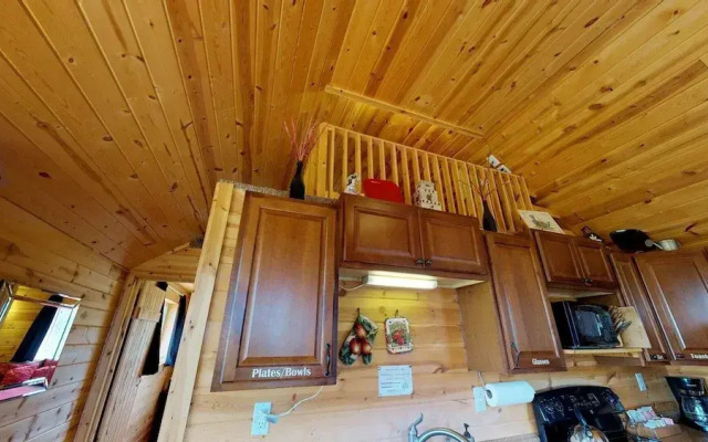 White Cabin Cozy Secluded Cabin