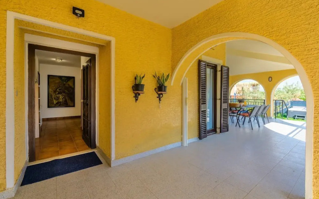 Spacious Apartment With Garden