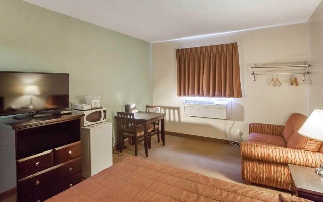 Econo Lodge Inn & Suites