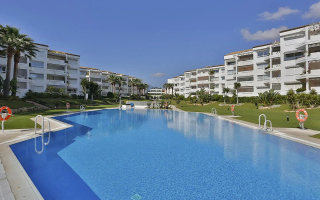 PR20 - Beach front flat Puerto Banus