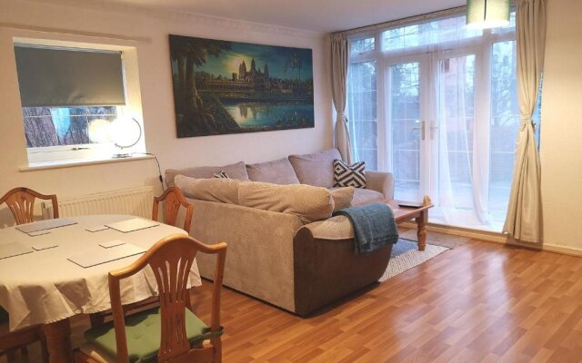 BrumStay UK - 5 Bed TownHouse with Garden and Parking for upto 3 small cars
