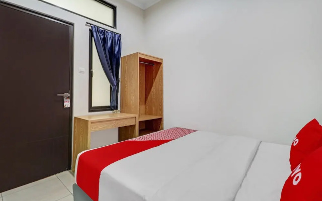 OYO 90688 Marta Residence