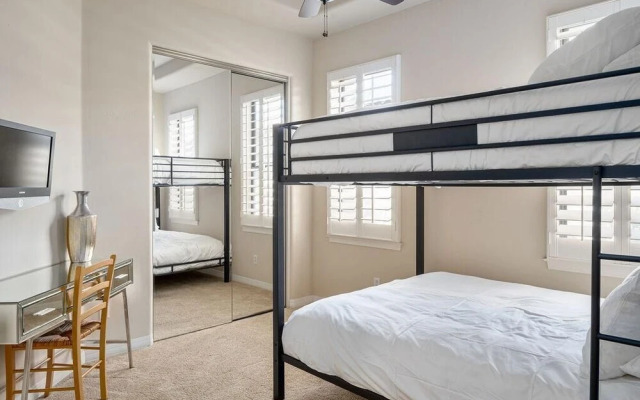 Minnezona Elegant Home w Poolside Retreat