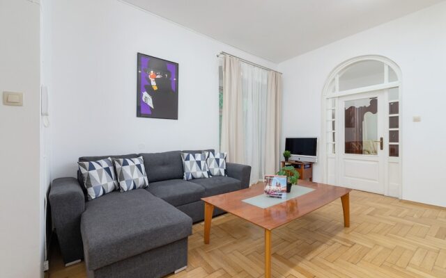 Krakow Main Square Apartment by Renters