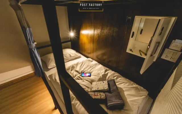 Post Factory Bed & Breakfast Sathorn Hostel - Adults Only