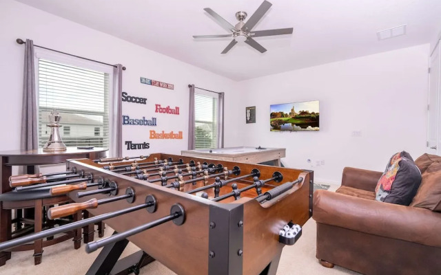 Spacious 6-bedroom Retreat Near Disney Parks