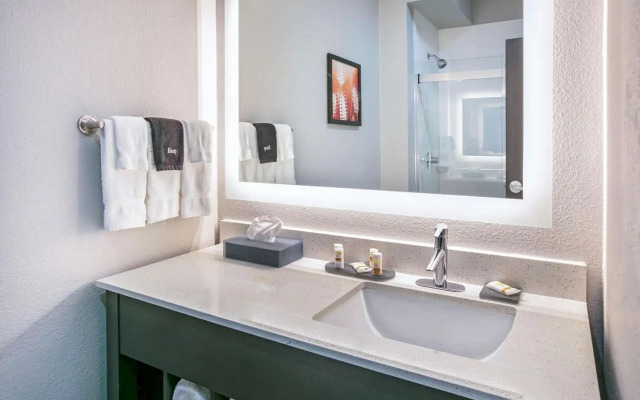 La Quinta Inn & Suites by Wyndham DFW West-Glade-Parks