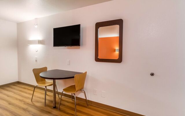 Motel 6 Arlington, TX - UTA