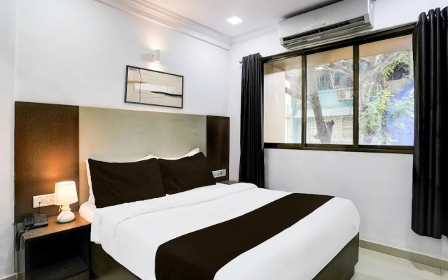 Cozy Deluxe Room Near Juhu Beach Mumbai