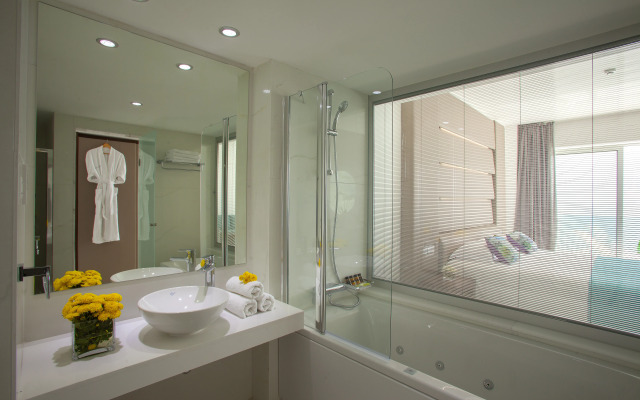 King Evelthon Beach Hotel & Resort