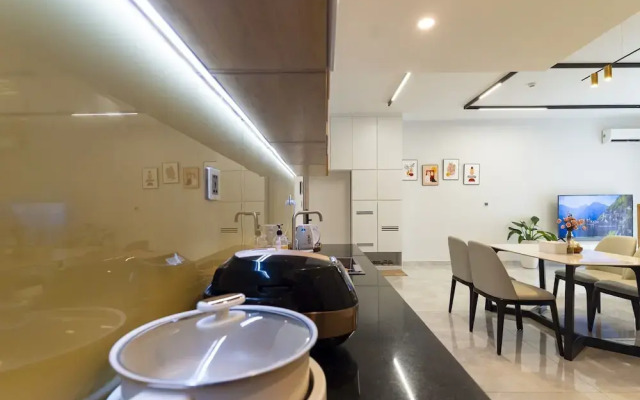 Midtown The Peak Apartment by VnHouse