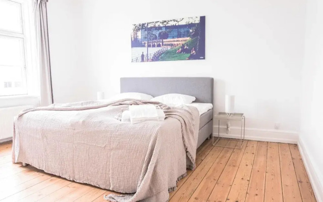 Beautiful 2-bed With Large Balcony