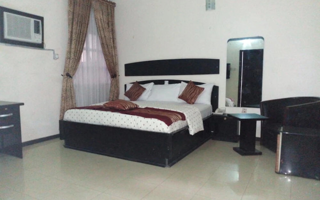 Roneks Royal Hotel & Suites