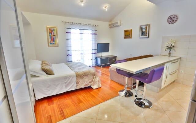 Summer Lounge Apartments