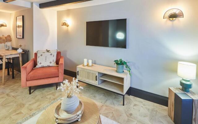 Host Stay Toffee Crackle House