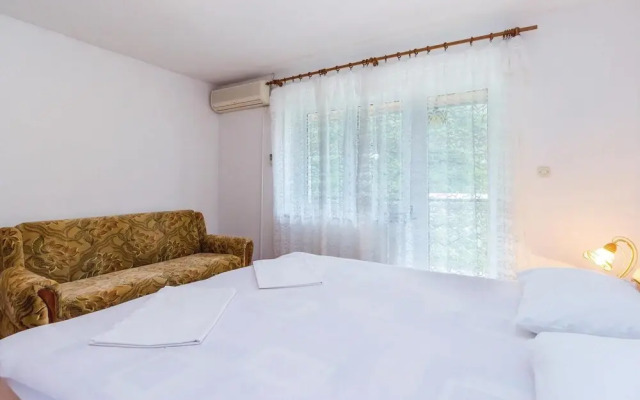 Stunning Home in Knezica With Wifi and 2 Bedrooms