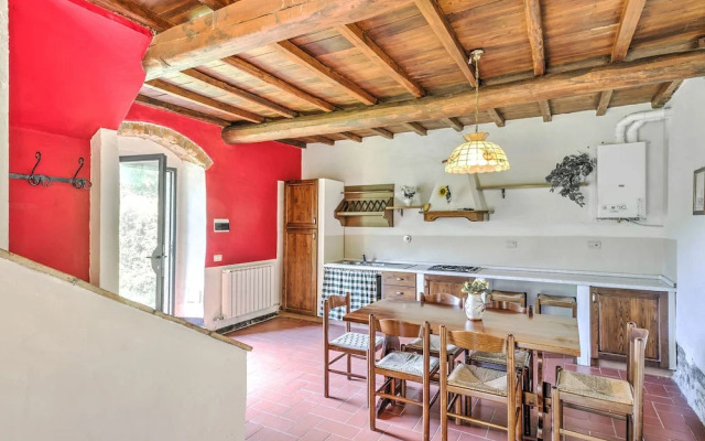 Attractive Farmhouse in Tuscany With Swimming Pool