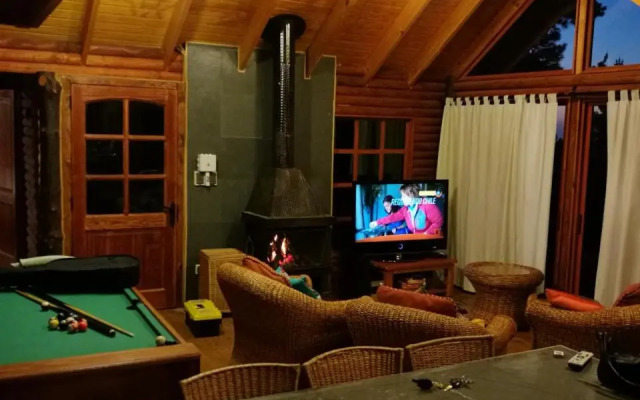 lodge con piscina privada, parcela de campo.