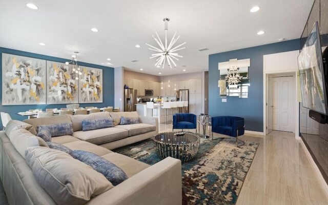 St010v: 10 Bed, Spiderman, Fashionista