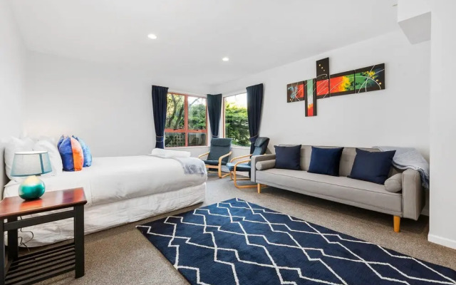 Inner City Lake View Apartment