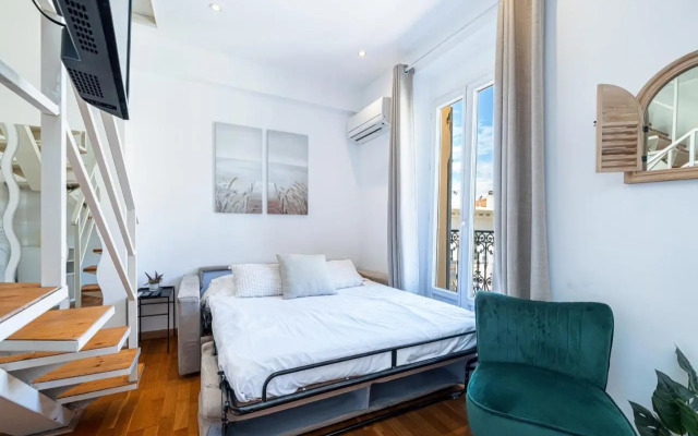 Massena Street - 1 Bdr Duplex with AC & Parking