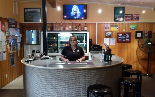 Mahoe Motel Bar n Grill