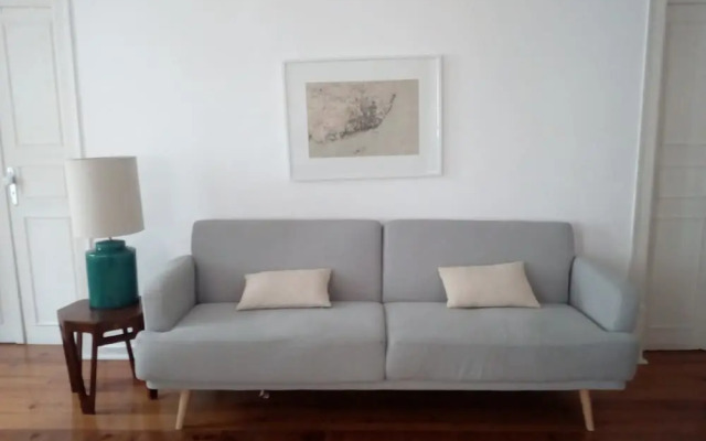Stunning Apartment Near Chiado