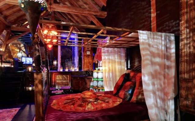 Bijou Hotel / Love and Romance