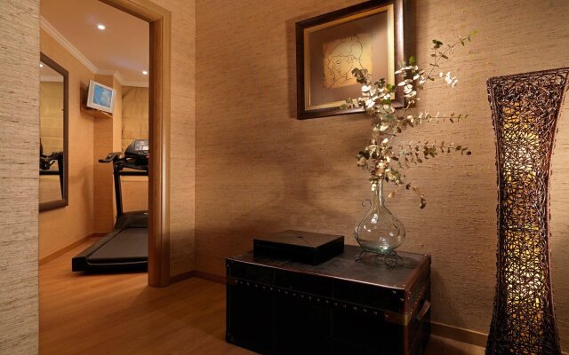 Divani Caravel Hotel