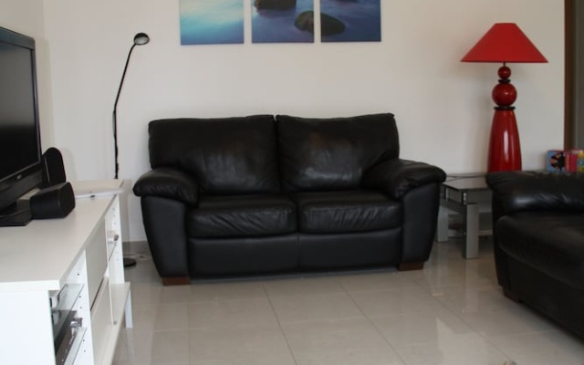 Indoor Swimming Pool, Sauna, Fitness, Private Gardens, Spacious Modern Apartment – Guest Rooms – Lugano