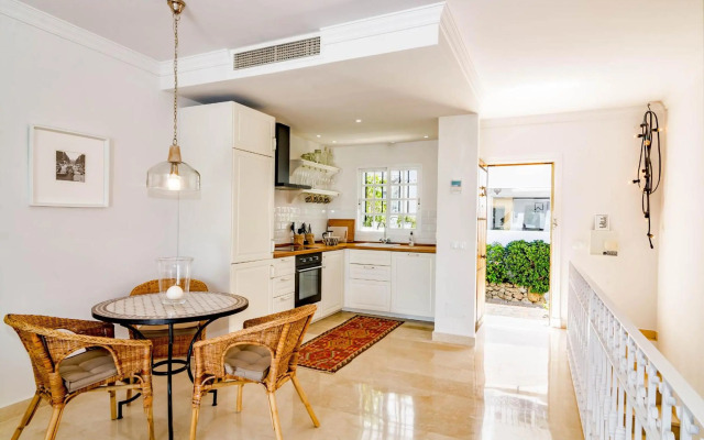 AP165 - Contemporary Scandinavian Style Apartment