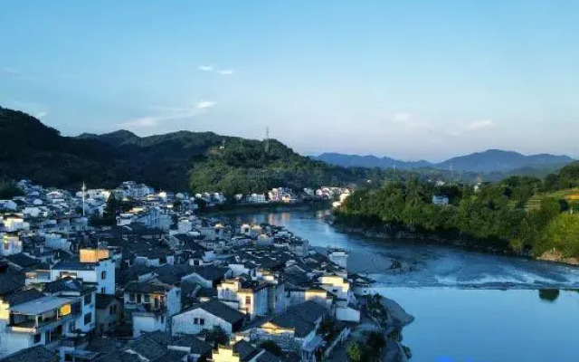 Yuyin Raoliang Fashion Art Design Homestay (Shexian Huizhou Ancient City)