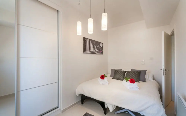 Best Location New Apt Full Amenities