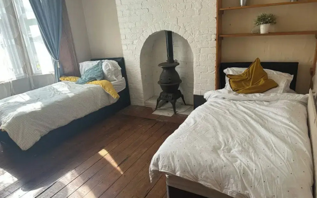 Spacious House- Parking, Garden & Central Location