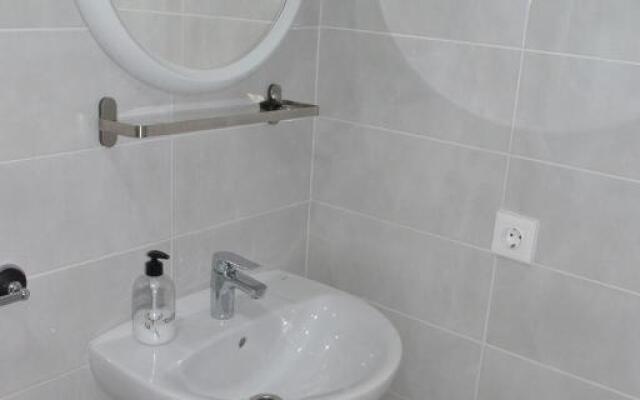 Stunning 2 Bedroom Apartment Fully Refurbished With Air-conditioning