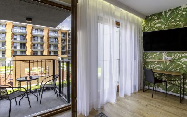 Glass House Hot Tub Apartments