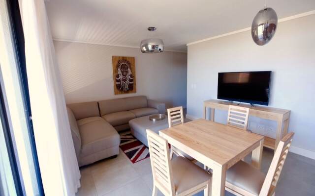 Blou Inn - Century City