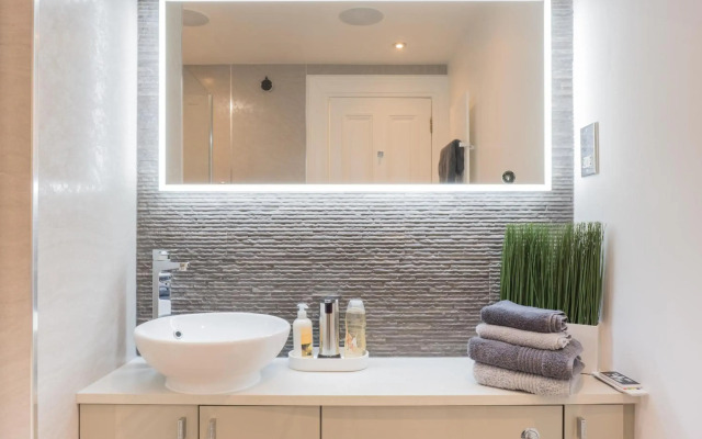 Marks At The Manor Luxury Riverside Apartments - Sleeps up to 4, with Parking and Sky TV