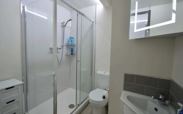 Lovely Modern Flat with Parking Near Airbus, Uwe, MOD