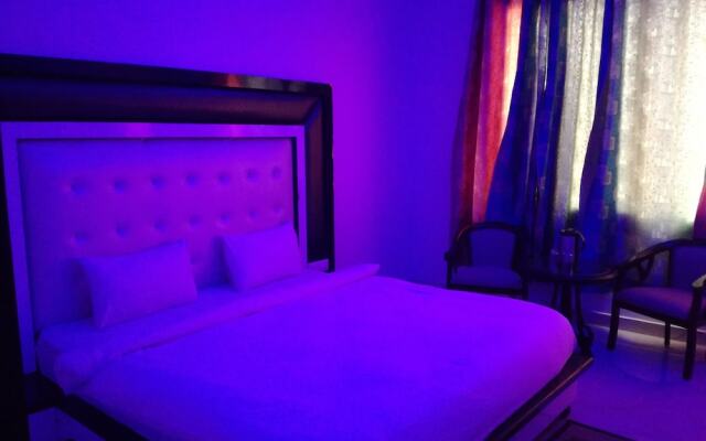 Hotel Dhanraj Palace