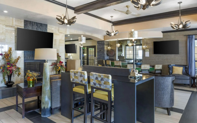 Best Western Plus Emerald Inn & Suites