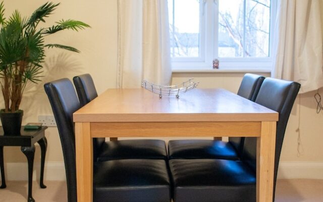 Bright 2 Bedroom Flat With Parking in Oxford