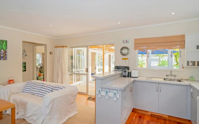 Oysters Retreat - Cooks Beach Holiday Home